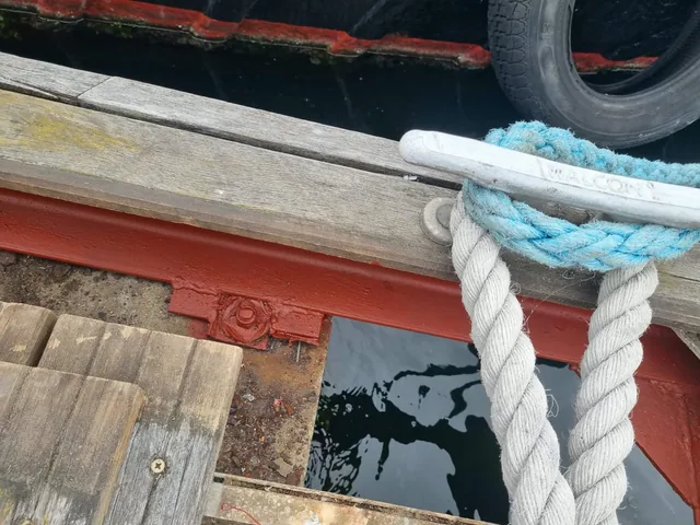 Coated steel connection with adjacent timber and ropes on the pontoon